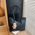 Borsa tote nera minimalista con spalline lunghe e ciondolo orsetto su base in legno - Con Ciondolo / Nero
