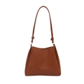 Minimalistische bruine matte leren shopper met vintage knoopdetail op witte achtergrond - Bruin