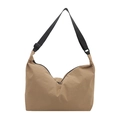 Borsa a mezzaluna minimalista in nylon kaki con tracolla nera regolabile su sfondo bianco - Cachi
