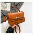 Elegante bolso de mano en cuero marrón con cierre de giro dorado y correa de hombro - Marrón
