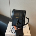 Schicke schwarze Mini-Umhängetasche mit goldenem Logo und metallischem Anhänger - Schwarz