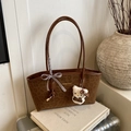 Brown leopard print tote bag with plush cat charm and brown leather handles - With Pendant / Brown