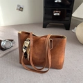 Braune Shopper-Tasche aus Kunstleder mit Vintage-Schal-Akzent für herbstliche Mode - Hellbraun