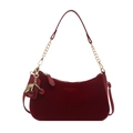Dunkelrote Hobo-Schultertasche mit goldener Kette und Kirsch-Anhänger auf Weiß - Rot