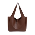 Grande borsa tote marrone scuro con ampia tracolla e chiusura dorata dal design chic - caffè