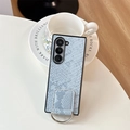 Dettaglio della trama a serpente e anello su custodia blu per cellulare pieghevole - Motivo pelle di serpente - Fibbia a D grande - Blu / Samsung ZFlip3