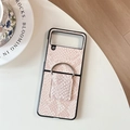 Dettaglio custodia in pelle serpente rosa con anello d'argento per Samsung Galaxy Z Flip - Motivo Pelle di Serpente Fibbia a D Grande Rosa / Samsung ZFlip3