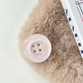 Primo piano del supporto per telefono a bottone rosa glitterato su pelliccia - Rosa Perlato