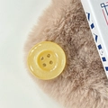 Dettaglio del supporto per telefono a bottone giallo perlato con glitter in resina - Giallo Perlato