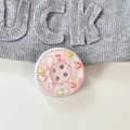 Dettaglio macro di un supporto per telefono a bottone rosa glitterato con frutti - Bottone Frutta Perlato Magnetico - Rosa