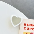 Dettaglio del supporto a specchio a cuore per telefono con cornice bianco crema su bianco - Supporto Trasparente-Specchio a Cuore con Bordo Jelly-Bianco