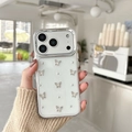Detalle de funda transparente para iPhone con purpurina plateada y mariposas en relieve - Perla de Plata Mariposa Diamante (Epoxi con Brillo Galvanizado) / iPhone 17 Pro Max
