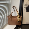 Borsa tote marrone in ecopelle con sciarpa di seta stampata sul manico e fibbia dorata - Marrone