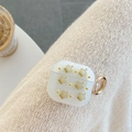 Dettaglio custodia AirPods traslucida con rilievo corona d'oro e gancio metallico - Ciondolo Corona Dorata / 1ª/2ª Gen Universale