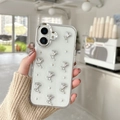 Detalle de funda blanca con rosas 3D plateadas y perlas sobre fondo de purpurina clara - Perla de Plata Rosa Grande (Epoxi con Brillo Galvanizado) / iPhone 17 Pro Max