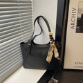 Borsa tote minimalista in pelle nera con cuciture bianche e sciarpa di seta decorativa - Nero
