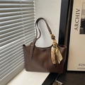 Borsa tote marrone caffè minimalista con foulard di seta e cuciture a contrasto - Marrone
