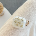 Dettaglio custodia AirPods glitterata con ciliegie di strass e moschettone dorato - Ciondolo Ciliegia Dorata / 1ª/2ª Gen Universale