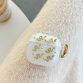 Dettaglio custodia AirPods traslucida con decorazioni a serpente dorato su maglia - Ciondolo Serpente Dorato / 1ª/2ª Gen Universale