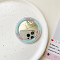 Nahaufnahme der magnetischen Spiegel-Handyhalterung mit pinkfarbenem Good Luck Schriftzug - Blau