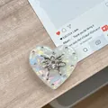Detailansicht eines irisierenden Herz-Handyhalters mit silbernem Schmetterling und Strass - Transparenter Ständer - Muschelherz Schmetterling - #8