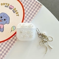 Dettaglio custodia AirPods glitterata con ciondolo a fiocco argento e perle bianche - Ciondolo Corona con Perline d'Argento / Compatibile con AirPods 1/2 Gen