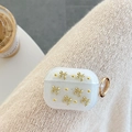 Dettaglio custodia AirPods Pro con fiocco dorato e glitter su sfondo in maglia morbida - Mini Ciondolo Fiocco Dorato