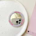 Nahaufnahme einer violetten MagSafe Spiegel-Handyhalterung mit Good Luck Text auf Teller - Lila