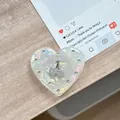 Detailaufnahme der herzförmigen Handyhalterung mit Perlmuttglanz und Kirsch-Kristall - Transparenter Ständer - Muschelherz Kirsche - #14