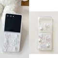 Detalle de funda plegable con corazones 3D, perlas y textura de ondas irisadas - Carcasa Rígida Mate-Pegamento de Purpurina Blanca-Corazón Arrugado / Samsung ZFlip3