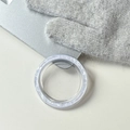 Vista de primer plano del soporte magnético plateado con textura de mármol blanco - Patrón de Concha - Blanco