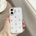 Primer plano de funda blanca brillante con rosas 3D, perlas y borde de cámara plateado - Marco Galvanizado - Epoxi con Purpurina - Cuentas de Plata - Tulipán Rosa / iPhone 17 Pro Max