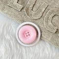 Détail du support magnétique rose en forme de bouton pour téléphone sur peluche blanche - Rose