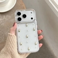 Detalle de funda brillante con tulipanes 3D, perlas y marco plateado para cámara de iPhone - Marco Galvanizado - Epoxi con Purpurina - Cuentas de Plata - Tulipán Blanco / iPhone 17 Pro Max