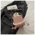 Detailansicht der rosa geflochtenen Beuteltasche mit Perlengriff und goldenen Nieten - Rosa