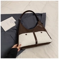 Detalle del bolso tote con cuero marrón oscuro y textura de piel sintética blanca - Marrón
