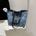 Blaue Denim-Patchwork-Tote-Bag mit schwarzem Schultergurt und geometrischem Logo - Dunkelblau
