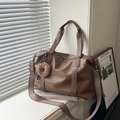 Grand sac de voyage en similicuir marron avec large bandoulière tissée - Avec Pendentif / Marron