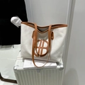 Große Canvas-Einkaufstasche mit braunem Lederbesatz und HB-Logo auf einem weißen Koffer - Weiß