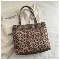 Detailansicht der Leopard-Tragetasche mit Blazer für einen schicken Business-Look - Khaki