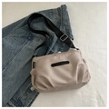 Detailweergave van beige nylon crossbodytas met plooien aan de onderkant en verstelbare riem - Donker kaki