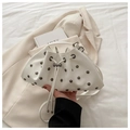 Primer plano del bolso saco blanco con remaches metálicos y diseño de nube con cordón - Blanco