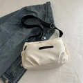 Bolso bandolera beige elegante con textura plisada y correa negra para mujer - Blanco