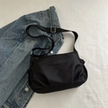 Bolso bandolera de nailon plisado negro con logo JINGPIN sobre fondo textil a cuadros - Negro