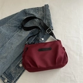 Bolso bandolera de nailon granate con correa ajustable y diseño informal espacioso - Rojo