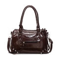 Sac bandoulière en cuir verni marron foncé avec clous argentés et finition polie - café