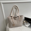 Borsa tote bianco panna con stampa monogramma M e ciondolo dorato da ufficio - Bianco Sporco