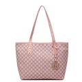 Roze shopper met M-letterprint en gouden metalen hanger op een witte achtergrond - Roze