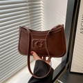 Sac baguette vintage marron avec logo G embossé et bandoulière dorée chic - Marron