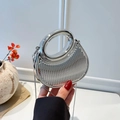 Metallische silberne Abendtasche mit vertikalen Rippen und rundem ausgeschnittenem Griff - Silber